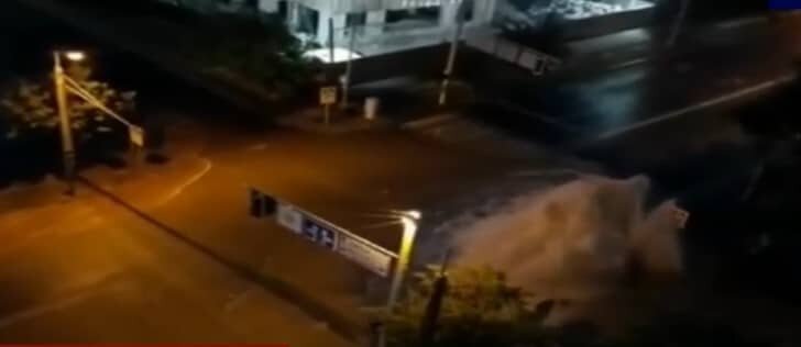 Фонтан кипятка в Алматы разбил машины, сломал светофор и повредил ресторан (ВИДЕО)