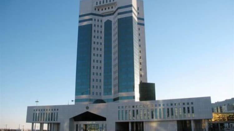 Премьер и три министра Казахстана вернулись к работе в офлайн-режиме